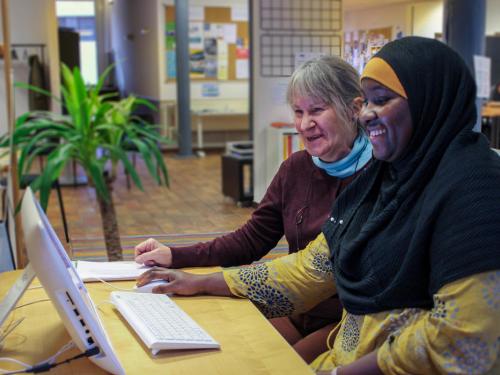 Binta, a young refugee from Guinea, and kind-hearted retiree Georgine help each other. Binta is good with computers and Georgine helps her look for work. ‘Buddy’ programmes in Belgium pair up local volunteers and refugees, to promote integration and create lasting friendships. 