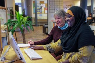Binta, a young refugee from Guinea, and kind-hearted retiree Georgine help each other. Binta is good with computers and Georgine helps her look for work. ‘Buddy’ programmes in Belgium pair up local volunteers and refugees, to promote integration and create lasting friendships. 