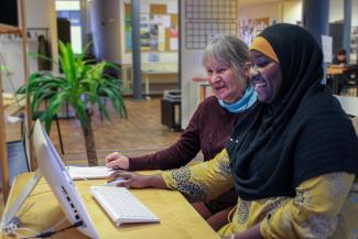 Binta, a young refugee from Guinea, and kind-hearted retiree Georgine help each other. Binta is good with computers and Georgine helps her look for work. ‘Buddy’ programmes in Belgium pair up local volunteers and refugees, to promote integration and create lasting friendships.