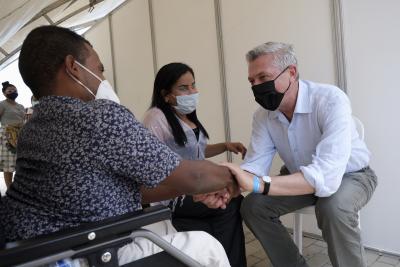 High Commissioner for Refugees Filippo Grandi meets Mileydis López and Emanuel Ruiz, asylum seekers in Colombia, who performed during ceremonies marking World Refugee Day in Barranquilla. They began singing together after meeting at a UNHCR-administered transit centre.