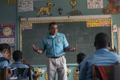 A group of students from Maskall Primary School in the classroom, listening to German, the school principal, lecture. This primary school hosts 187 students from 1st to 6th grade. Almost 50% of the students in this school are refugees or asylum-seekers, mainly from El Salvador. © UNHCR/Jeoffrey Guillemard