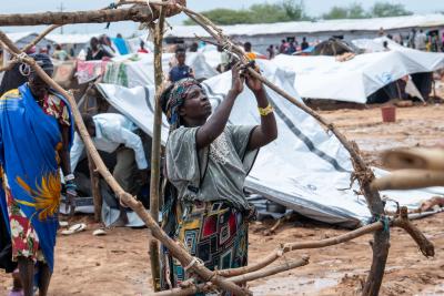Sudanese refugee Bediria constructs a temporary shelter for her family at the UNHCR transit centre in Renk, which is hosting thousands of refugees and returnees. She and her family fled Sudan after the conflict broke out. © UNHCR/Samuel Otieno