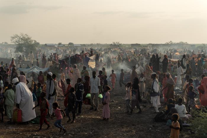 New arrivals that have crossed into South Sudan via the Joda border crossing point. They are awaiting onward transportation to the transit site in Renk, approximately 60km from the immediate border. © UNHCR/Ala Kheir