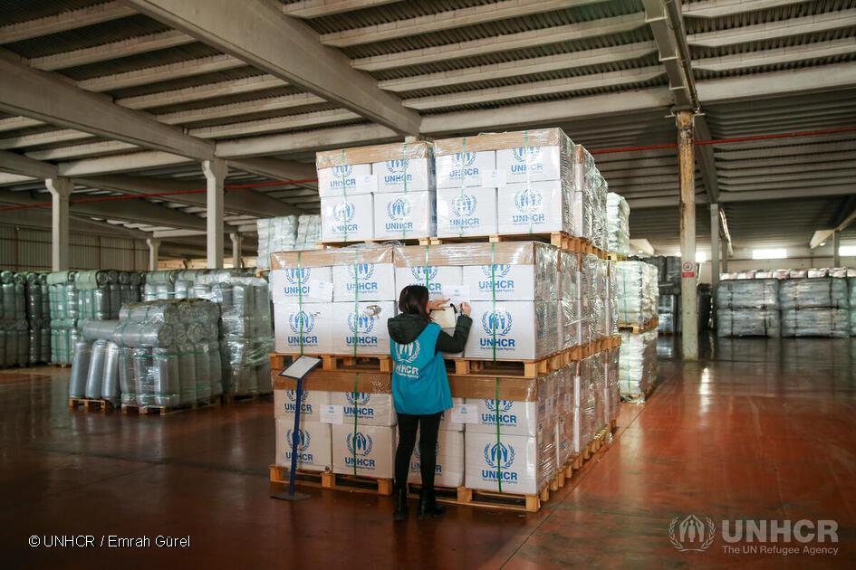 UNHCR teams organize core relief items kits at the Gaziantep warehouse in Türkiye, to support government efforts to assist earthquake survivors. © UNHCR/Emrah Gürel