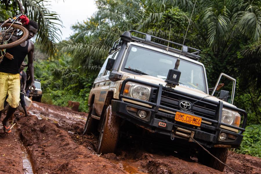 A UNHCR delegation to the Nord-Ubangi province of the Democratic Republic of the Congo (DRC) encounter logistical challenges including heavily degraded roads, worsened by the onset of the rainy season. © UNHCR/Joel. Z. Smith