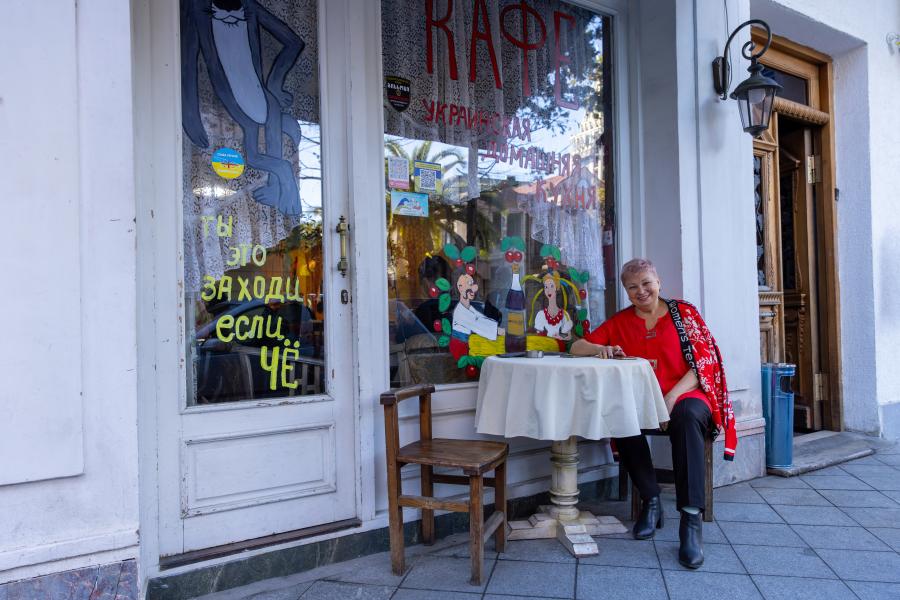 woman sitting in front a cafe