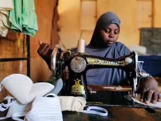 Zeinatou has fled violence in Mali and has found a new home in Niamey, Niger, where she received training on sewing from UNHCR and integrated a local sewing association in her neighbourhood.