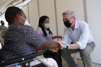 High Commissioner for Refugees Filippo Grandi meets Mileydis López and Emanuel Ruiz, asylum seekers in Colombia, who performed during ceremonies marking World Refugee Day in Barranquilla. They began singing together after meeting at a UNHCR-administered transit centre.