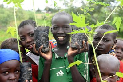 Young refugee kids are going back home after a distribution of young plants organized by the nursery of Minawao refugee camp.