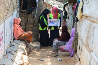 Young Rohingya refugees leading campaign to make people aware of proper waste management.  They are building waste bins from bamboo and installing them around the camp. © UNHCR/Kamrul Hasan